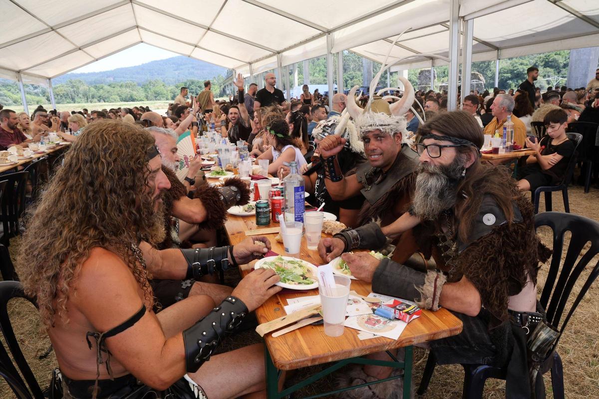 Asistentes al Xantar Vikingo celebrado en las Torres de Oeste de Catoira, donde mañana se celebra el Desembarco de la Romería Vikinga.