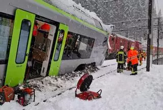 Un tren descarrila por una avalancha en Suiza