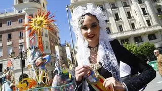 Las 'Fogueres' de Alicante indultan un 'ninot' de Semana Santa que entregará a Córdoba como recuerdo