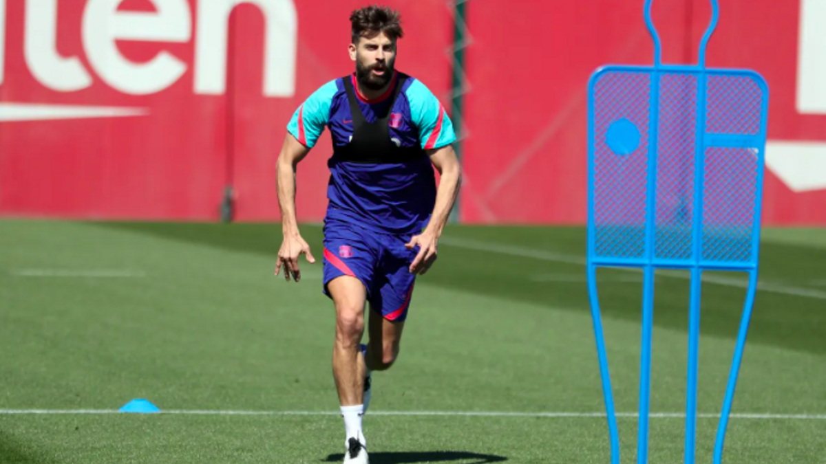 Piqué, en un entrenamiento del Barça en la ciudad deportiva de Sant Joan Despí.