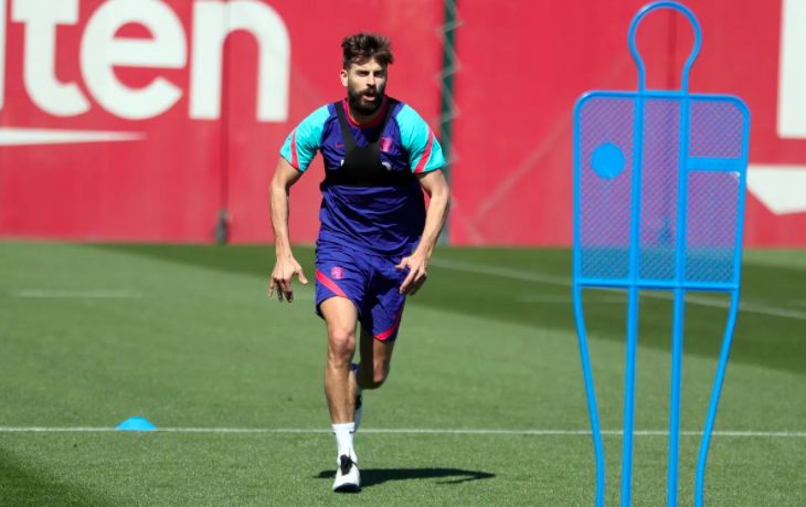 Piqué, en un entrenamiento del Barça en la ciudad deportiva de Sant Joan Despí.