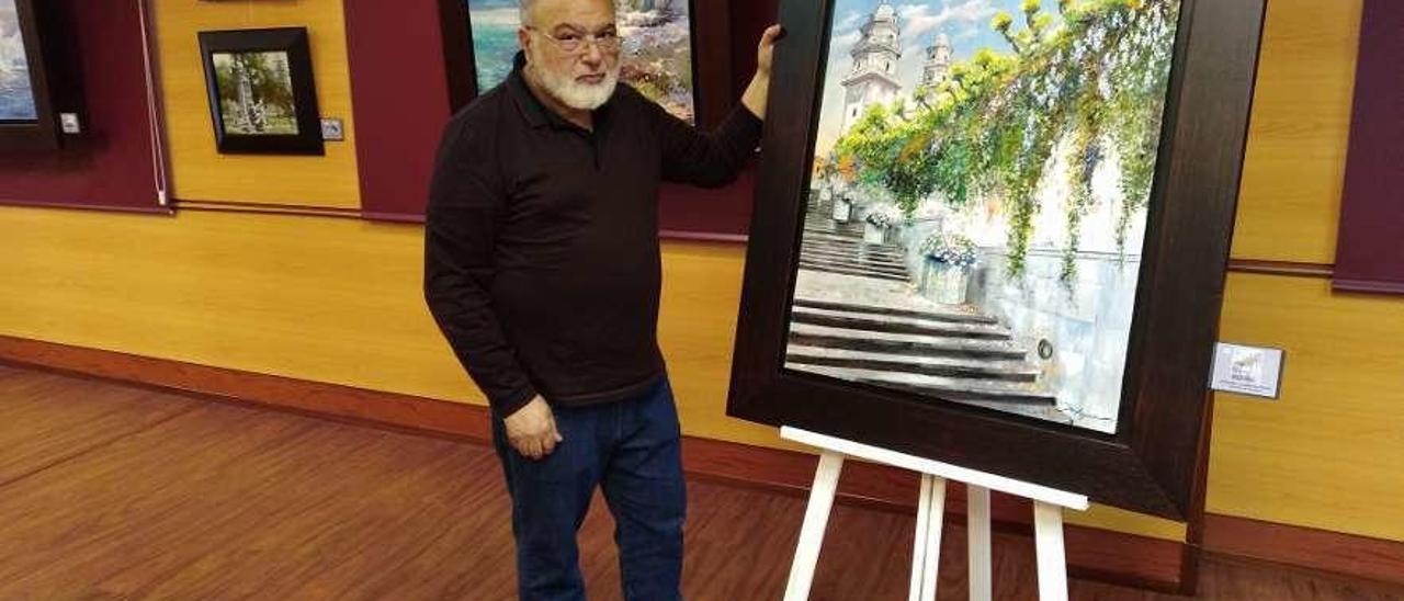 Pepe Segura, junto a una de las obras que expone en Candás.