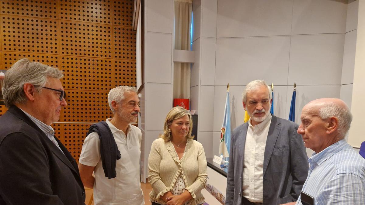 Integrantes de Alcer, directivos del HUSA y del Principado, este domingo en el complejo sanitario avilesino.