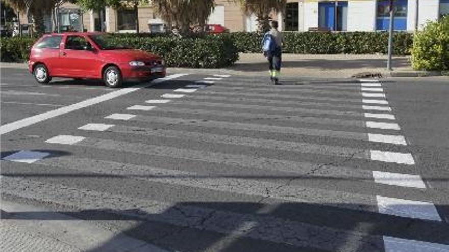 Paso de peatones cuyas rayas están pintadas únicamente en los extremos.