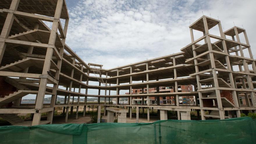 Una de las estructuras levantadas en la parcela de Cala de Bou.