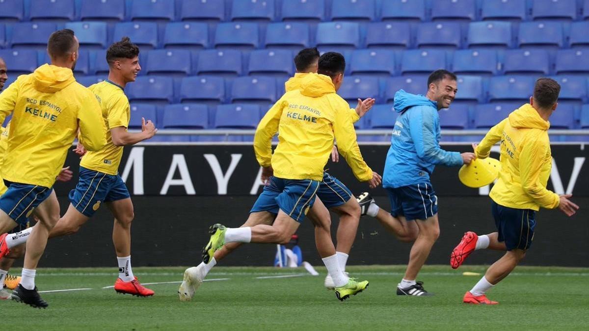 Los jugadores del Espanyol se divierten en el entrenamiento de este viernes.