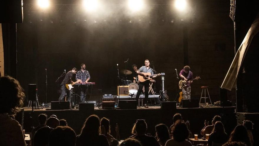 El Desfolca’t desafia la calor i omple Calaf de folk i tradició
