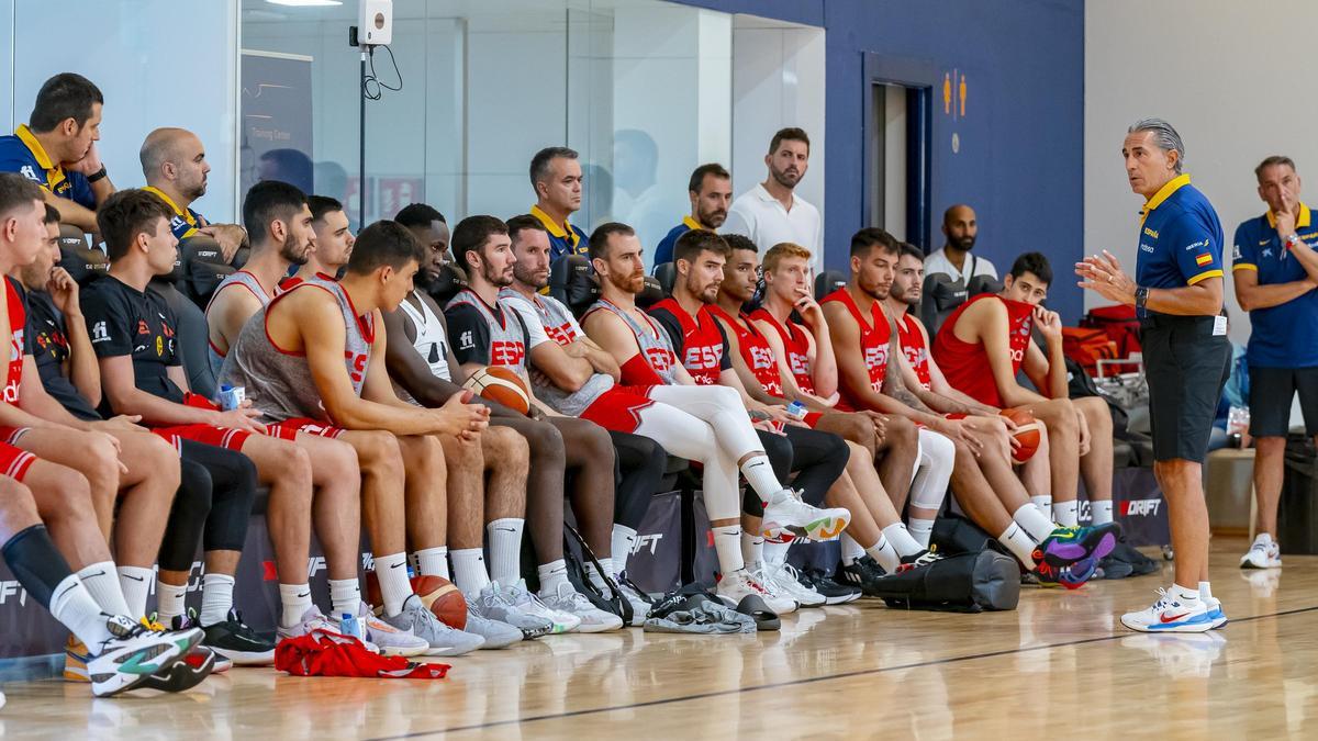 Scariolo da instrucciones al equipo en las horas previas al duelo amistoso contra Estados Unidos