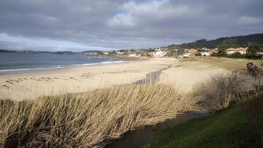 Cauce y dunas del río Areas, en plena playa.   | // FDV