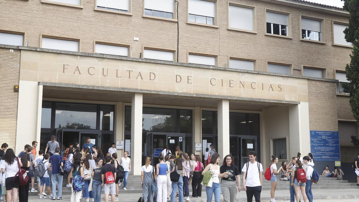 Estudiantes en la Facultad de Ciencias de la Universidad de Zaragoza.