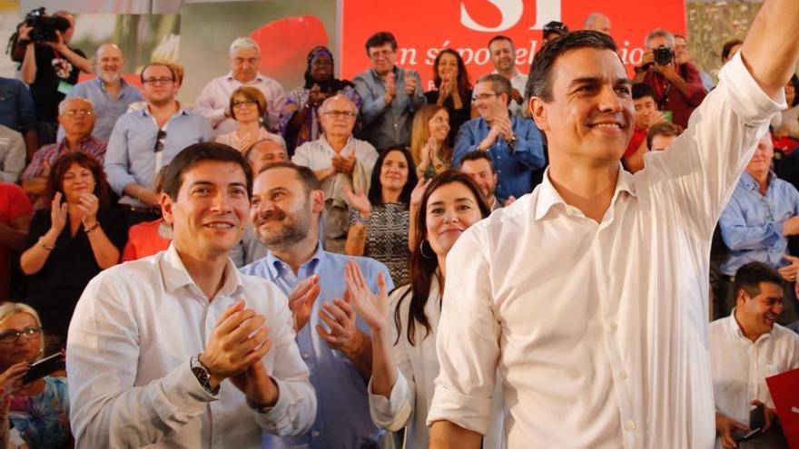 García, con Ábalos, Montón y Sánchez en un gran acto electoral en Burjassot en 2016.