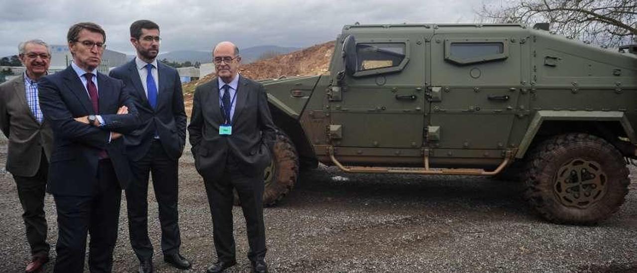 José Sierra (1º d.), en la reciente visita del presidente de la Xunta a la factoría de Valga. // Iñaki Abella