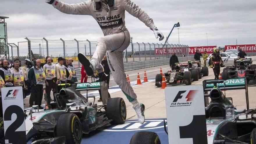 Hamilton celebra el triunfo y el título nada más salir de su monoplaza.