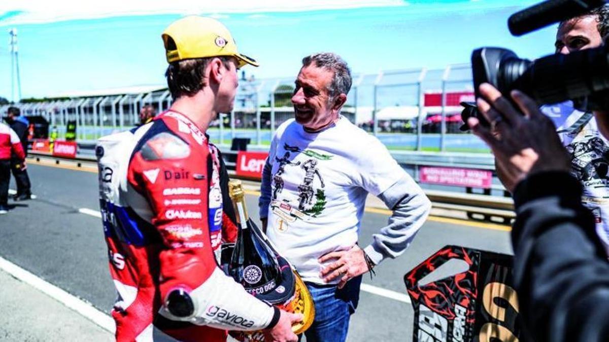 Jorge Martínez Aspar,junto a Izan Guevara, en Australia, tras conquistar el título de campeón del mundo.