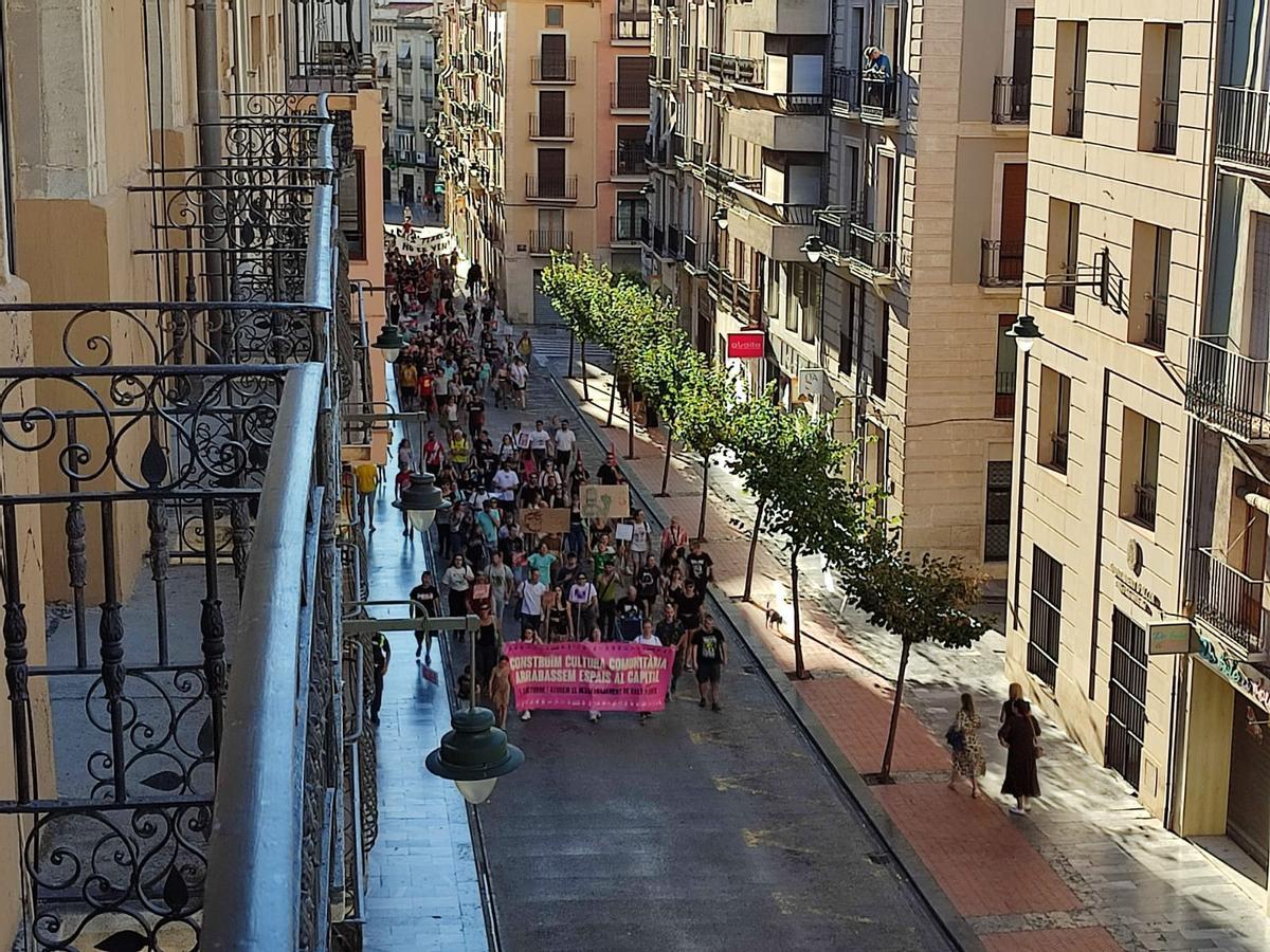 La manifestación encaminándose por la calle San Lorenzo hacia la plaza de España.