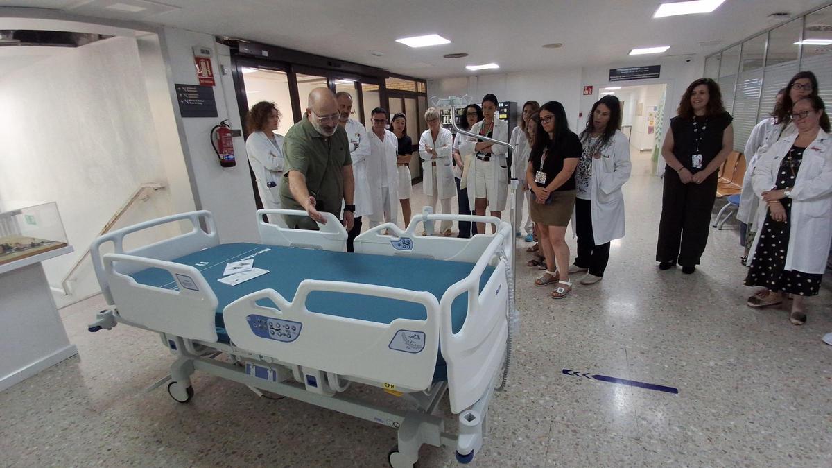Un técnico explicaba este jueves el funcionamiento de una de las nuevas camas a trabajadores del Hospital General de Elche