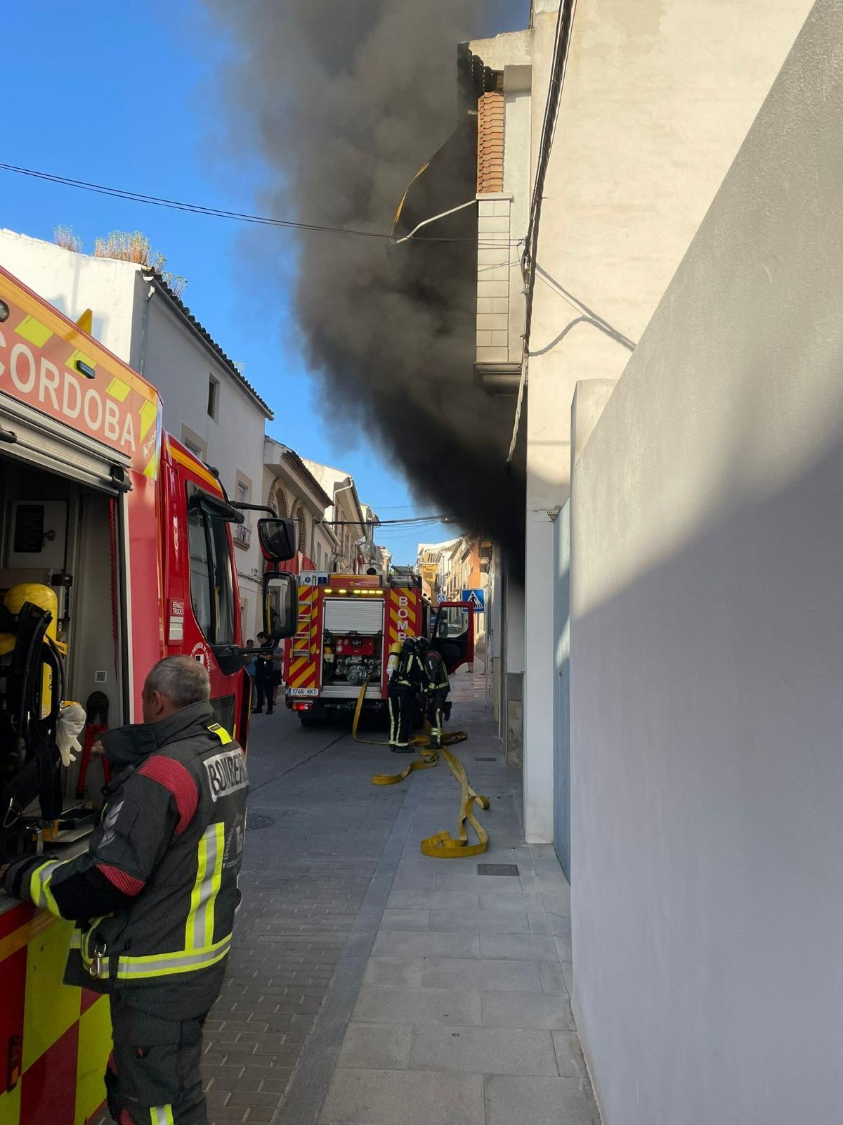 Un incendio calcina un garaje y destruye un vehículo en Lucena.