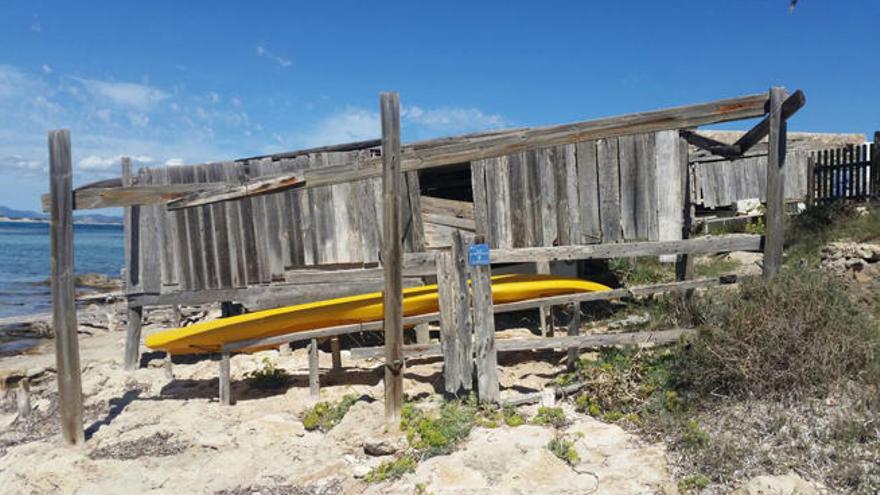 Una caseta varadero con la placa numerada del correspondiente punto de emergencia.