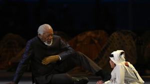 Morgan Freeman y el YouTuber qatarí Ghanim al-Muftah, durante la ceremonia de apertura del partido de fútbol del Grupo A de la Copa Mundial Qatar 2022 entre Qatar y Ecuador en el Estadio Al-Bayt en Al Khor.