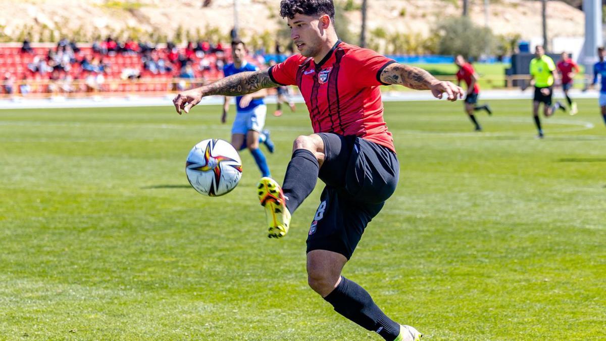 Manu Viana controla el balón durante el partido. | DAVID REVENGA