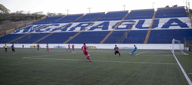Vista general de las tribunas vacías como medida de prevención que los nicaraguenses han adoptado ante la pandemia, durante un partido de primera división entre el Real Esteli FC y Walter Ferreti FC en el estadio nacional en Managua (Nicaragua).