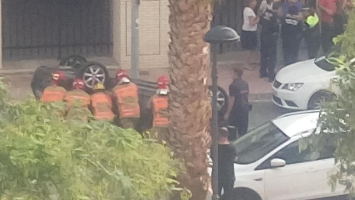 Vuelca un coche tras sufrir un accidente en el bulevar Blasco Ibáñez de Castellón