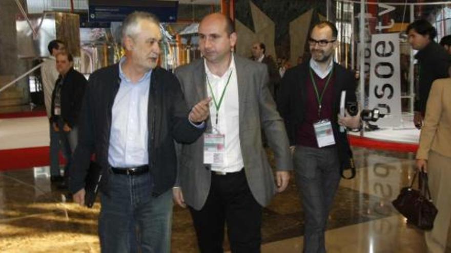 José Antonio Griñán y Francisco Conejo, ayer a su llegada en el Palacio de Ferias de Málaga.