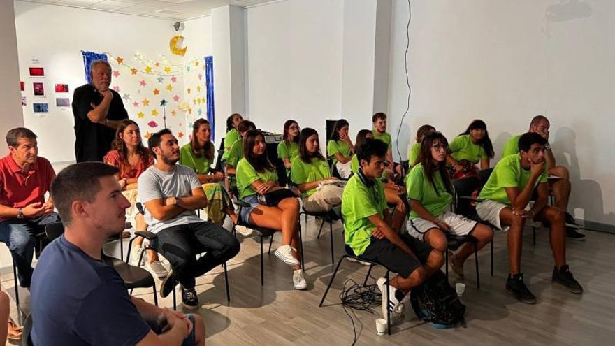 Los 15 jóvenes del campo de voluntarios de Ibiza realizan un videoclip