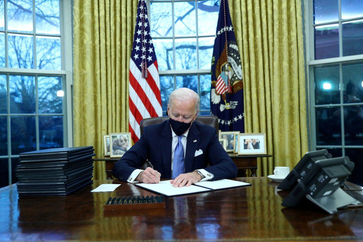 Biden, en el Despacho Oval, firma sus primeras órdenes.