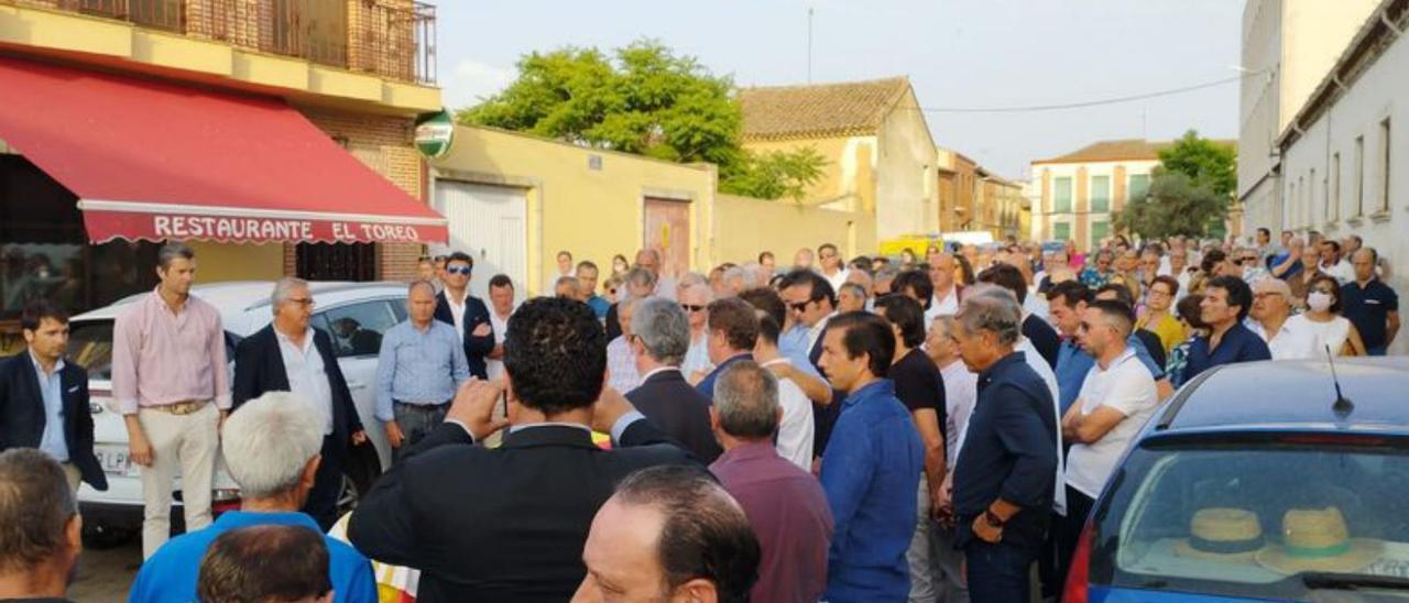 El pueblo de Villalpando se entrega en la despedida del diestro zamorano Andrés Vázquez, en su pueblo natal, al que acudieron toreros, novilleros y banderilleros y apoderados de toda España. | |  | DOMINGO ÁLVAREZ