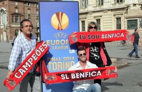 Las calles de Turín se han llenado de aficionados del Sevilla y del Benfica.