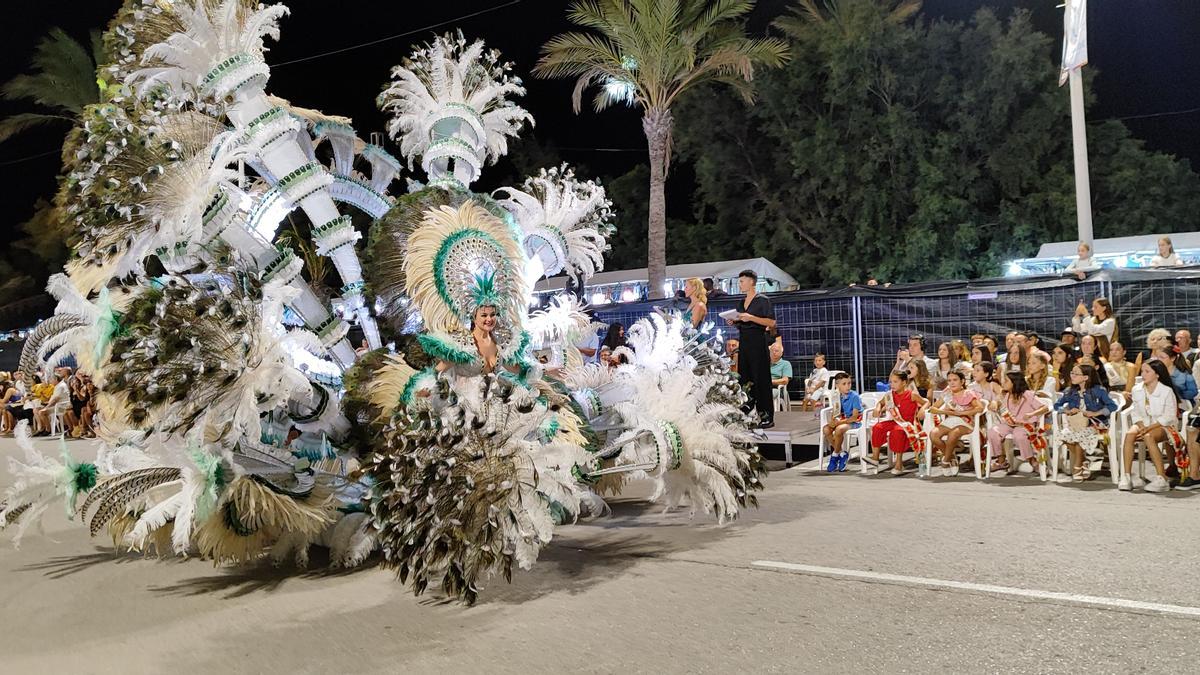 Las reinas del Carnaval lucieron sus espectaculares vestidos en Vinaròs.