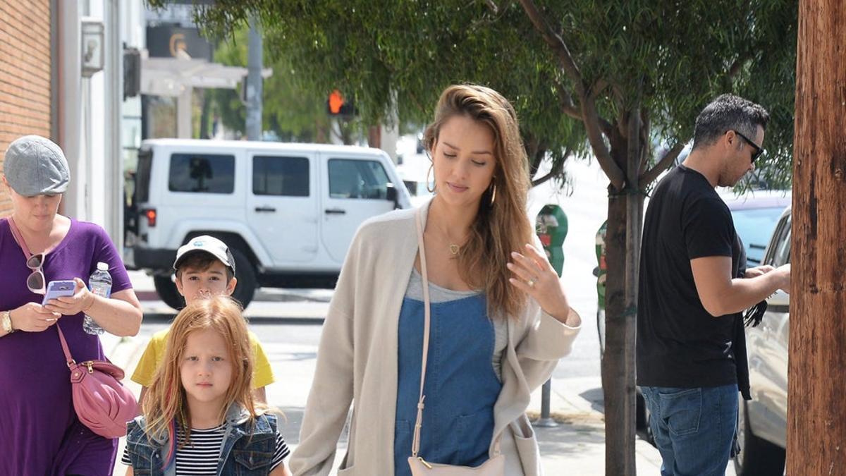 Jessica Alba con look premamá y su hija