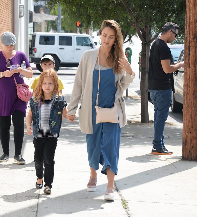 Jessica Alba con look premamá y su hija