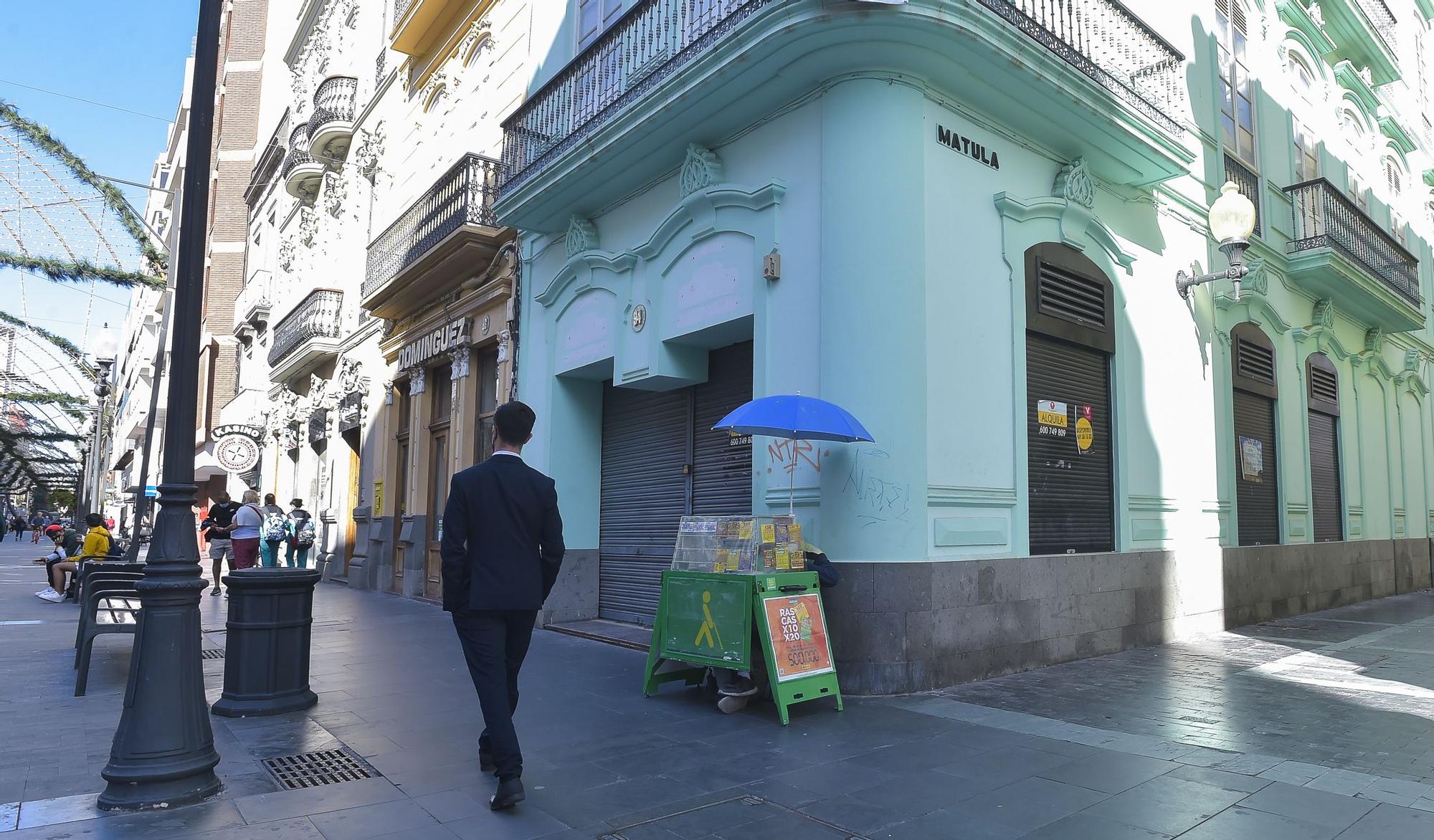 Comercios cerrados o en disolución total en la zona comercial de Triana