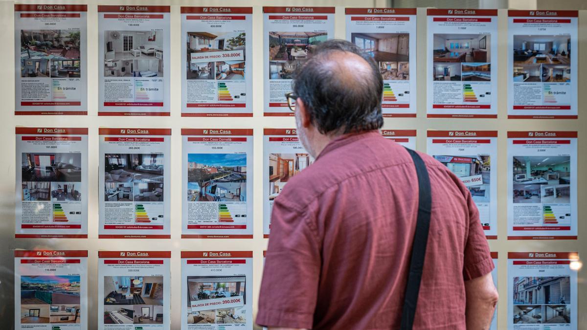Un hombre mira carteles de pisos en alquiler