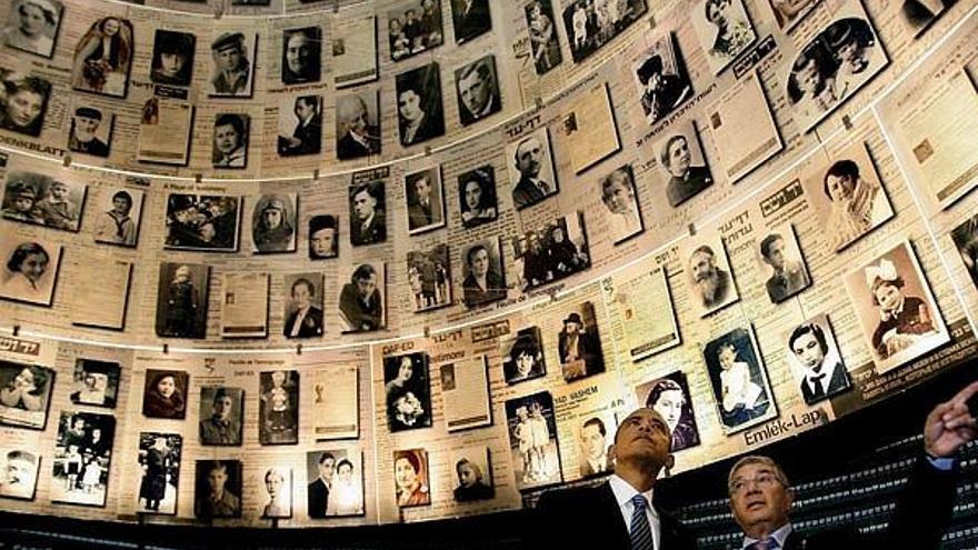 Barack Obama visita el Museo del Holocausto en Jerusalén, con el presidente de la institución, Avner Shalev.
