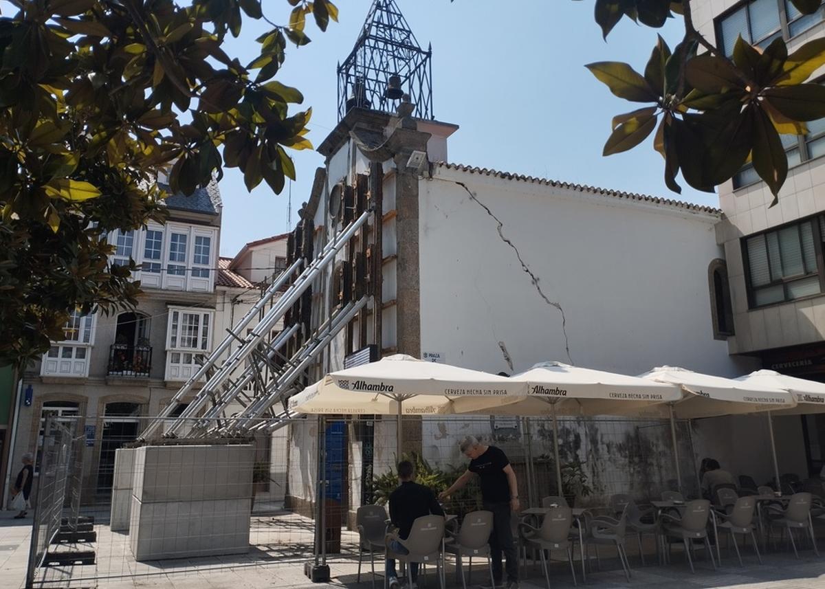 La capilla de Sada, apuntalada por riesgo de desplome.