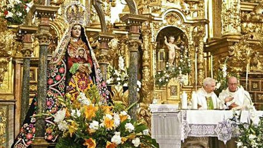 La Virgen de Árboles en sus andas.