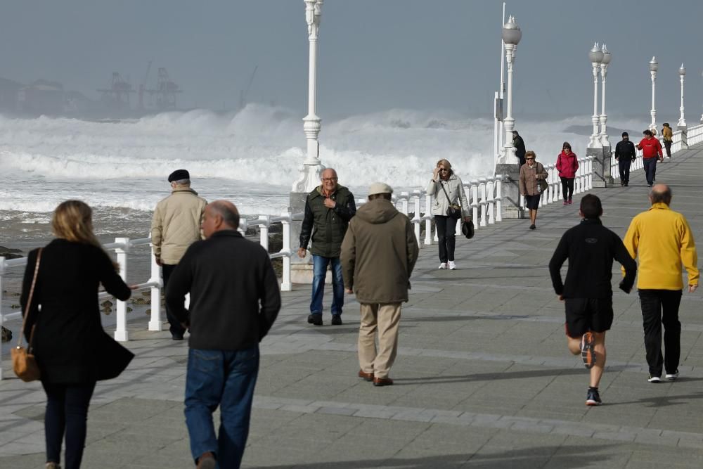 Oleaje en San Lorenzo, en Gijón