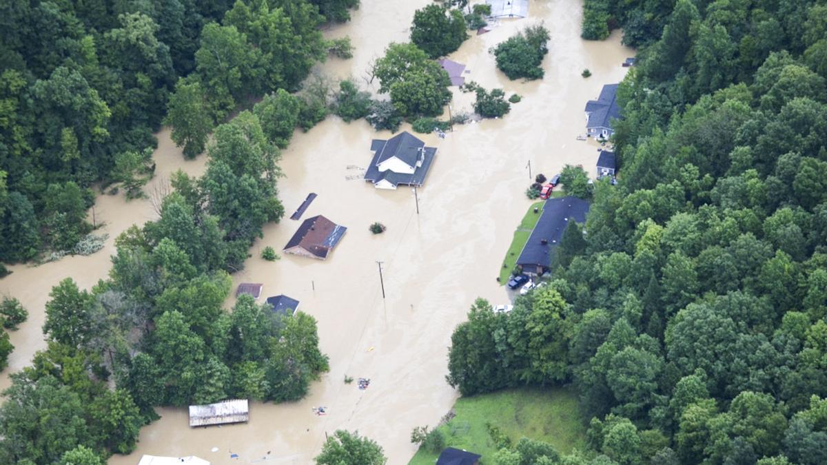 Kentucky comienza a limpiar los restos de las inundaciones que han costado al menos 26 vidas.