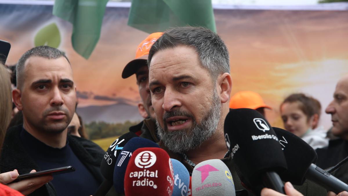 El líder de Vox , Santiago Abascal, atiende a los medios de comunicación.