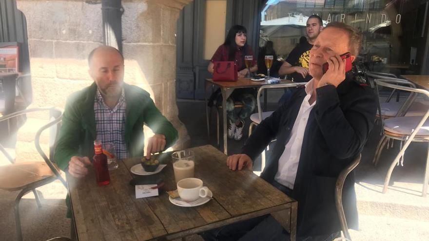 Pérez Jácome y Villarino, esta mañana en una terraza de Ourense. // FdV