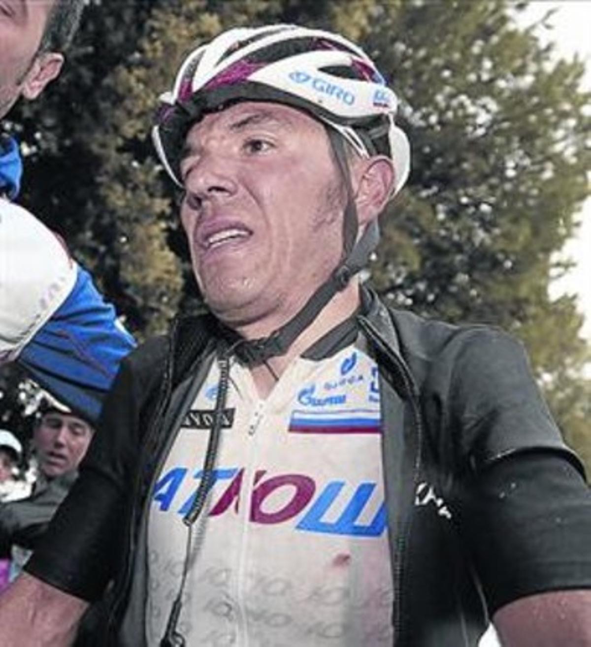 A l’esquerra, el pilot del Giro, ahir, poc abans de la massiva caiguda. A la dreta, Purito, a la meta, atès pel seu massatgista Jaume Hernández. A l’esquerra, el pilot del Giro, ahir, poc abans de la massiva caiguda. A la dreta, Purito, a la meta, atès pel seu massatgista Jaume Hernández.