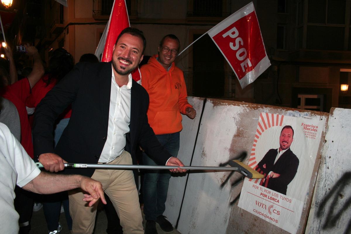 El candidato a la Alcaldía de Ciudadanos, Francisco Morales, durante la pegada de carteles que él iniciaba.