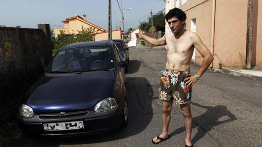 Uno de los hermanos que se encaró al detenido, ayer, ante el vehículo del que rescató a la mujer.