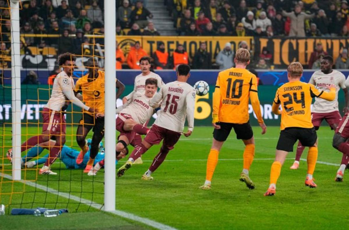 Los jugadores de ambos equipos en una acción en el área del Villarreal