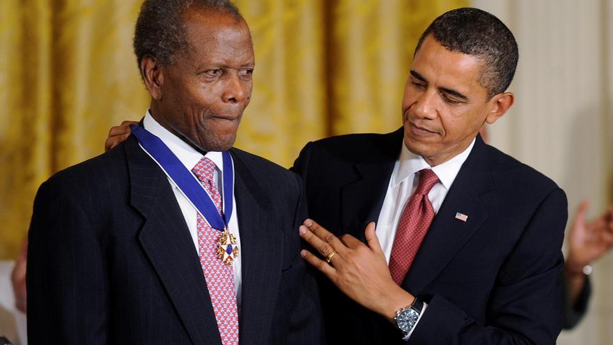 De Obama a Morgan Freeman, los EEUU dan el último adiós a Poitier