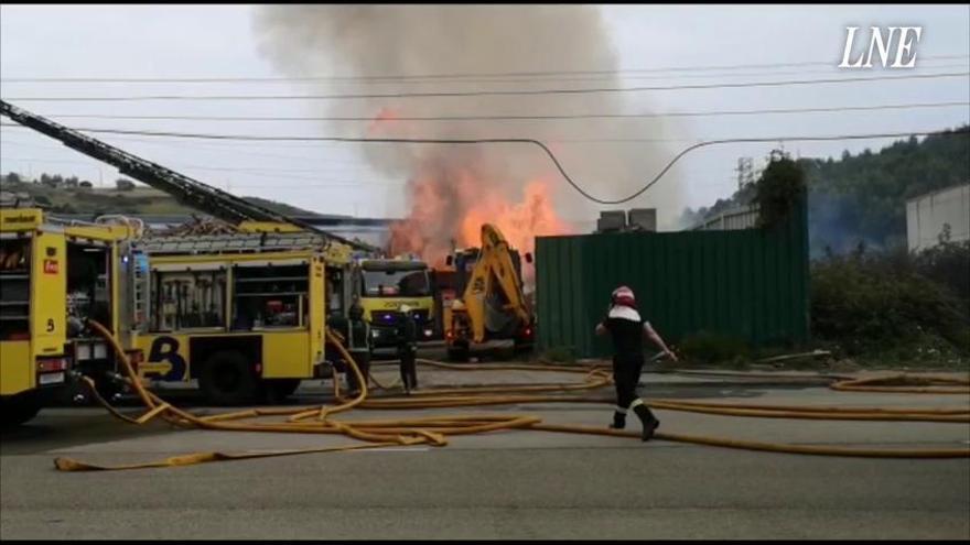 Espectacular incendio en una maderera de Gozón