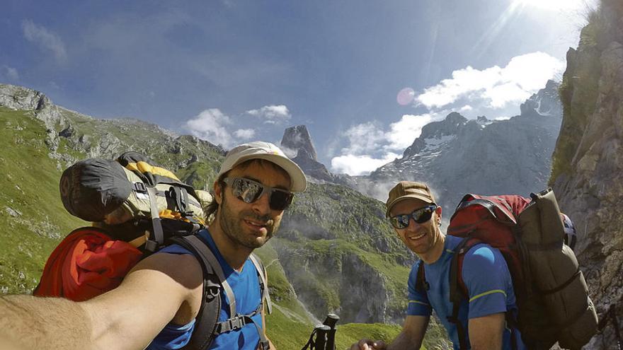 Eneko -izquierda- e Iker, se hacen un selfie con el Picu al fondo.